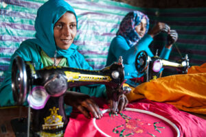 In Handwerkskursen können Frauen unter anderem Nähen lernen - Einkommen