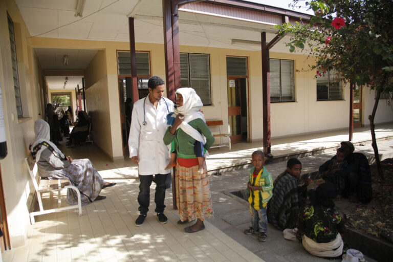 Enat Hospital mit Arzt und Patientin