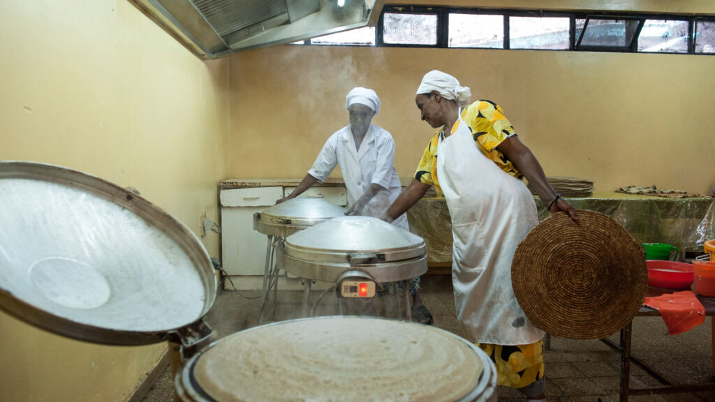 zwei Frauen backen Injera