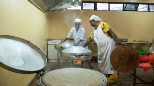 zwei Frauen backen Injera