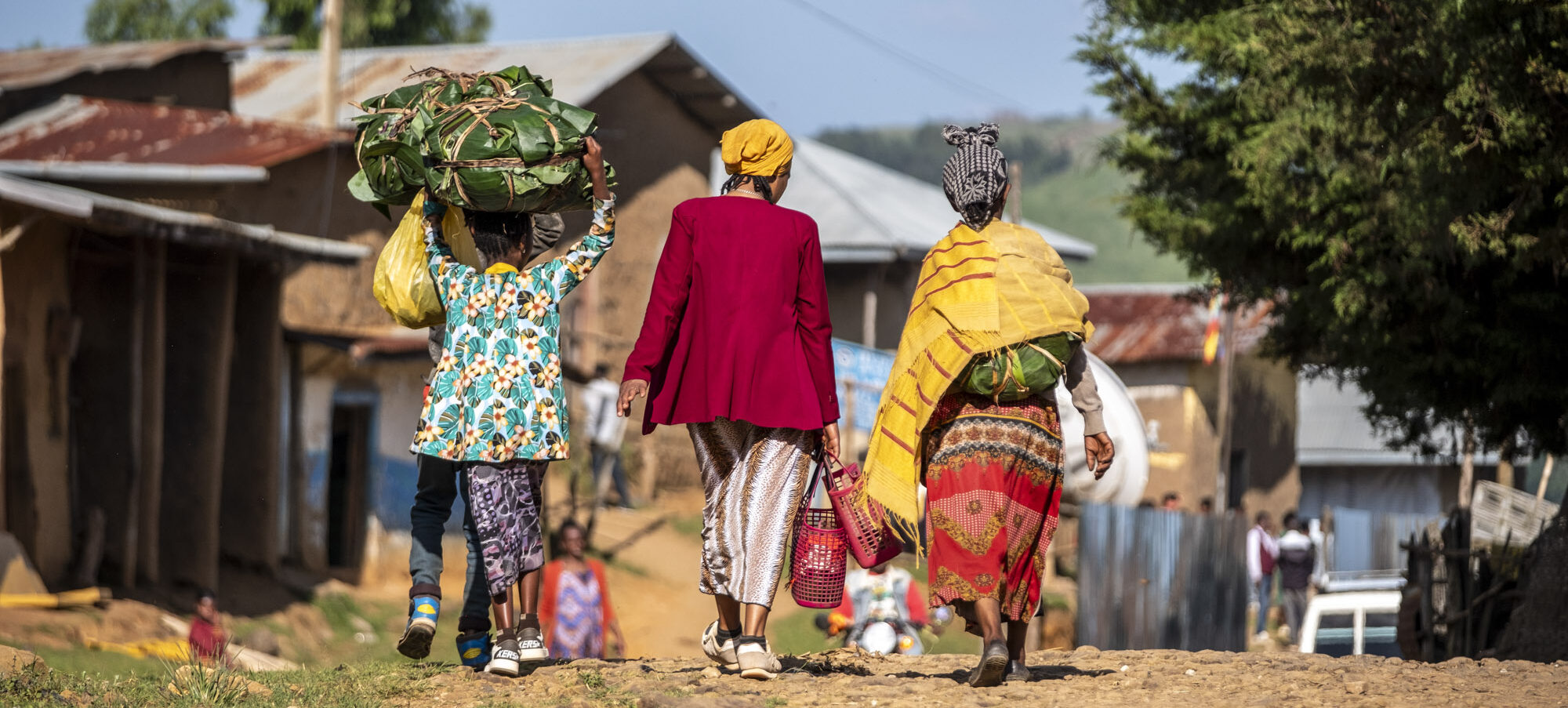 Frauen besuchen einen lokalen Markt im Projektgebiet Kawo Koysha