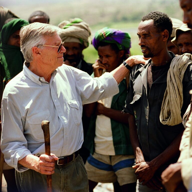 Karlheinz Böhm legt die Hand auf die Schulter eines Äthiopiers
