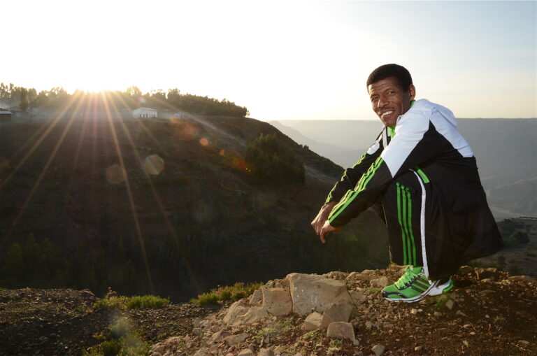 Marathonläufer Haile Gebrselassie im Projektgebiet von Menschen für Menschen