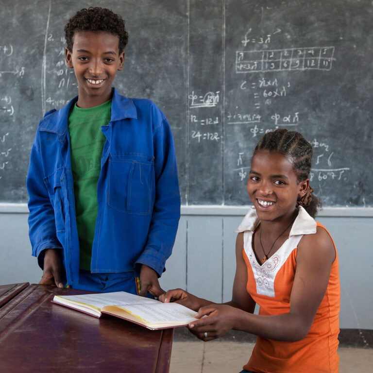 Kinder in einer neu gebauten Schule