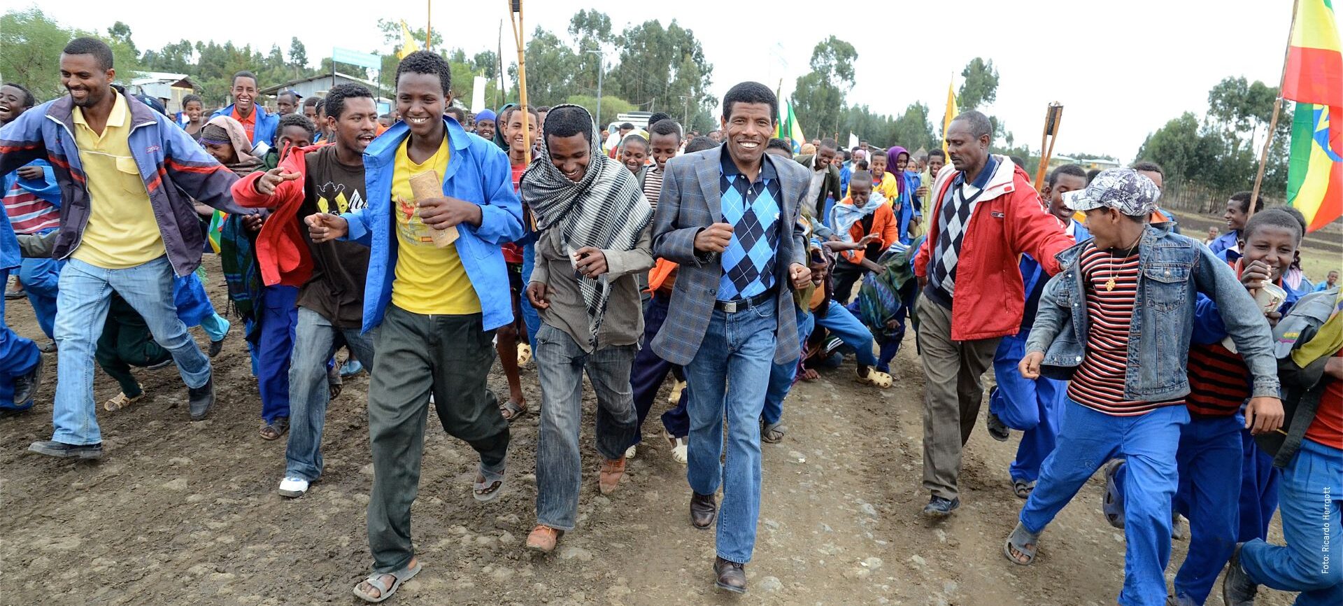 aile Gebrselassie als Botschafter in einem Projektgebiet bei Menschen für Menschen