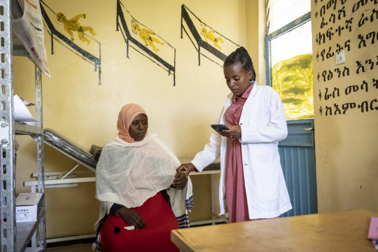Tigisaw Getinet hält die Hand ihrer Patientin.