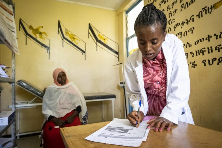 Der Laborbericht wird von Tigisaw begutachtet. Im Hintergrund wartet Tirengo geduldig auf die Ergebnisse