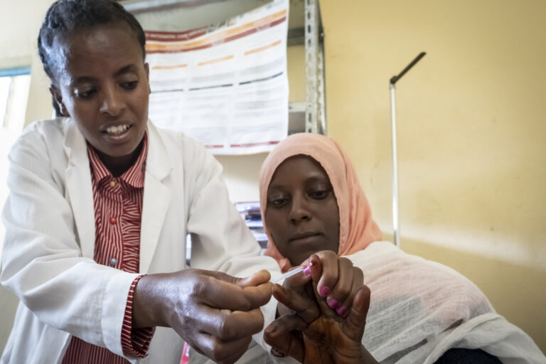 die schwangere Tirengo Tesfaw wird von Tigisaw Getinet bei einer Vorsorgeuntersuchung betreut. ihr wird blut abgenommen.