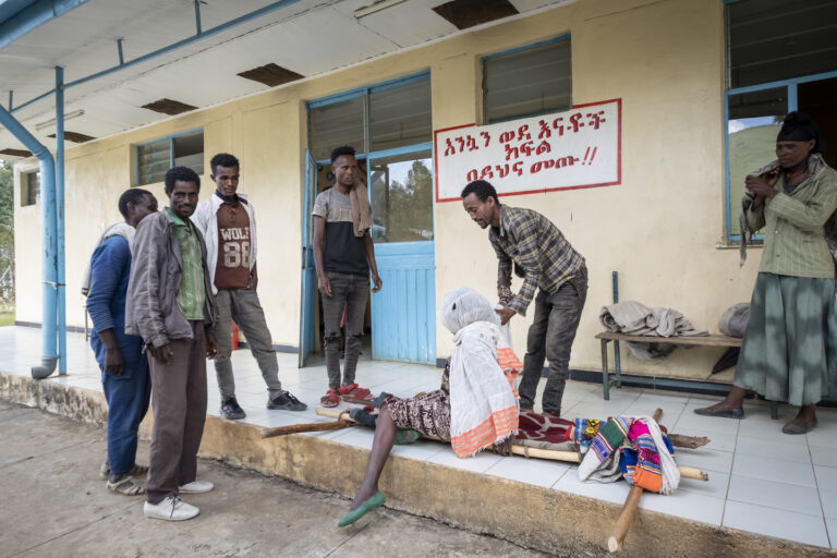 Ein Notfall auf der Trage: Männer aus dem Dorf trugen Kasach mit Wehen in die Klinik