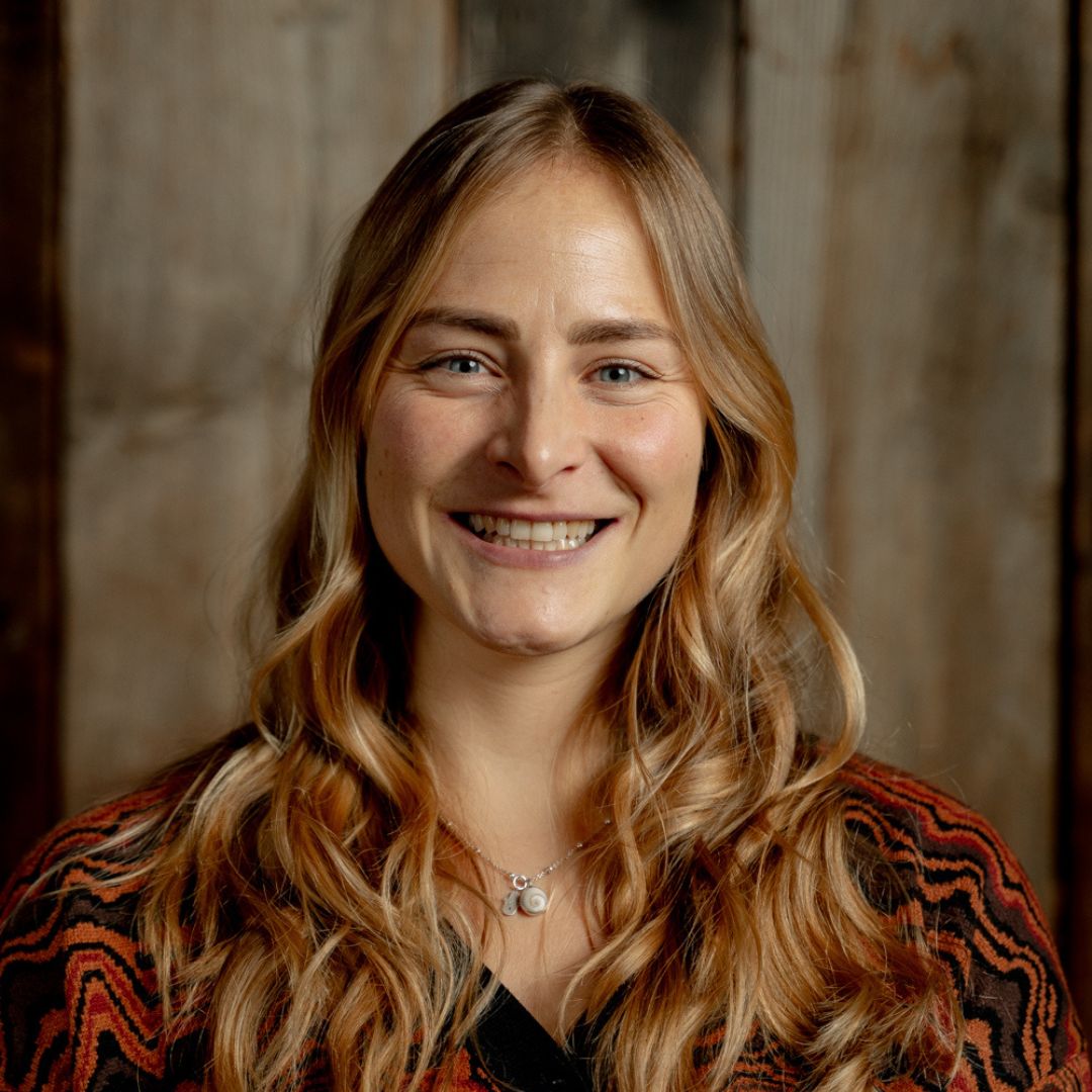 Julia Wernhart, Jugend & Bildung