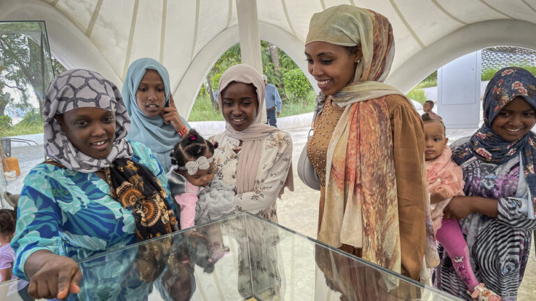 Frauen beim Besuch des Unity Park in Addis Abeba.