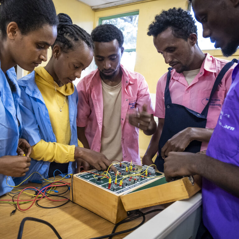 Studierende des Studiengangs Elektrik und Elektrotechnik tüfteln gemeinsam.