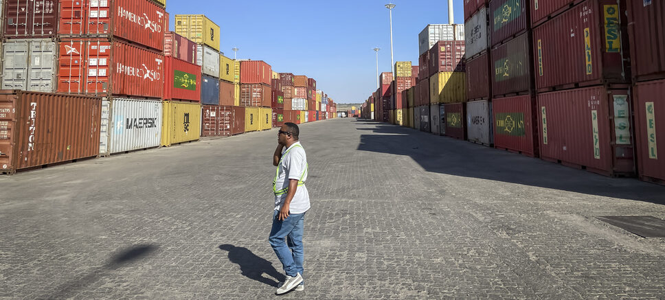 Elias Lemma hat am Containerumschlagplatz Modjo alle Lieferungen für die Stiftung im Blick