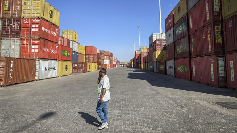 Elias Lemma hat am Containerumschlagplatz Modjo alle Lieferungen für die Stiftung im Blick