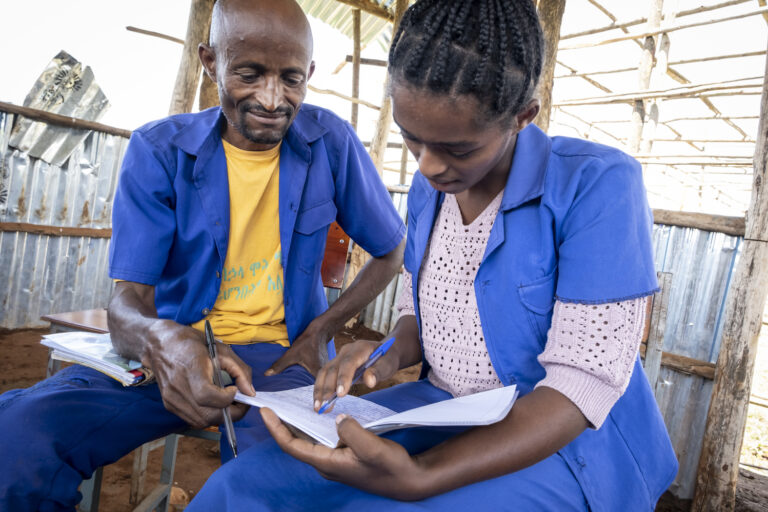 Adal Mune und seine Tochter Kidist lernen gemeinsam und helfen sich bei den Hausaufgaben.