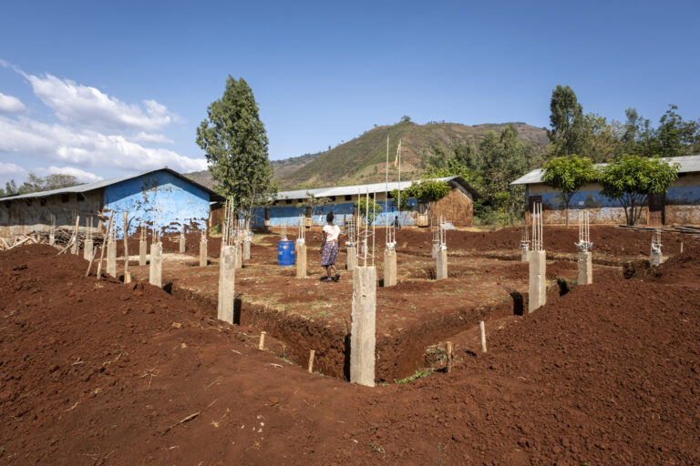 Die Grundpfeiler für die neuen Klassenräume ragen aus dem Boden heraus.
