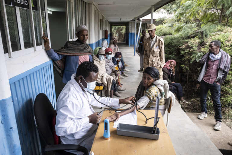 Andrang für eine kostenlose Operation am Grauen Star