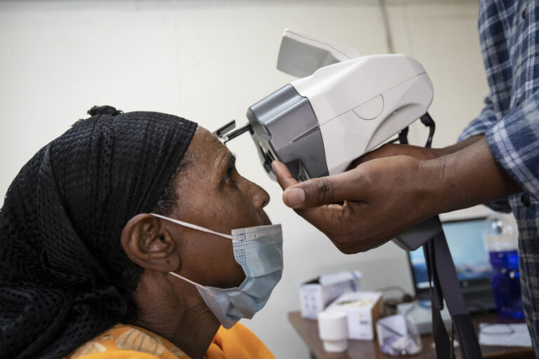 Tayitu Hasan wird mit hilfe moderner technischer Mittel am grauen Star operiert.