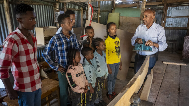 Die Kinder bekommen in der Tischlerei von Tadesse Tefera eine Einführung