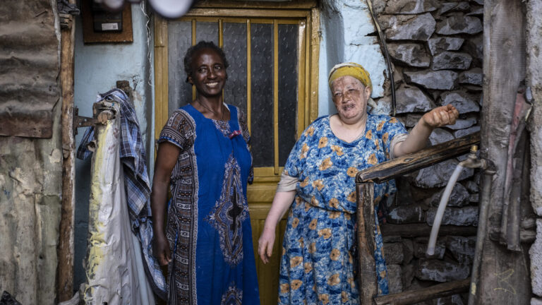 Zwei Bewohnerinnen in einem der alten Häuser im italienischen Viertel in Addis Abeba.