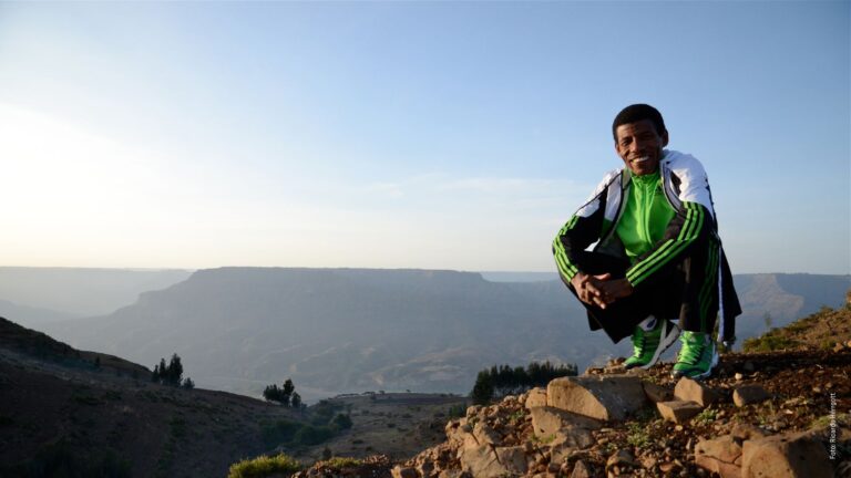 Haile Gebrselassie im Projektgebiet von Menschen für Menschen