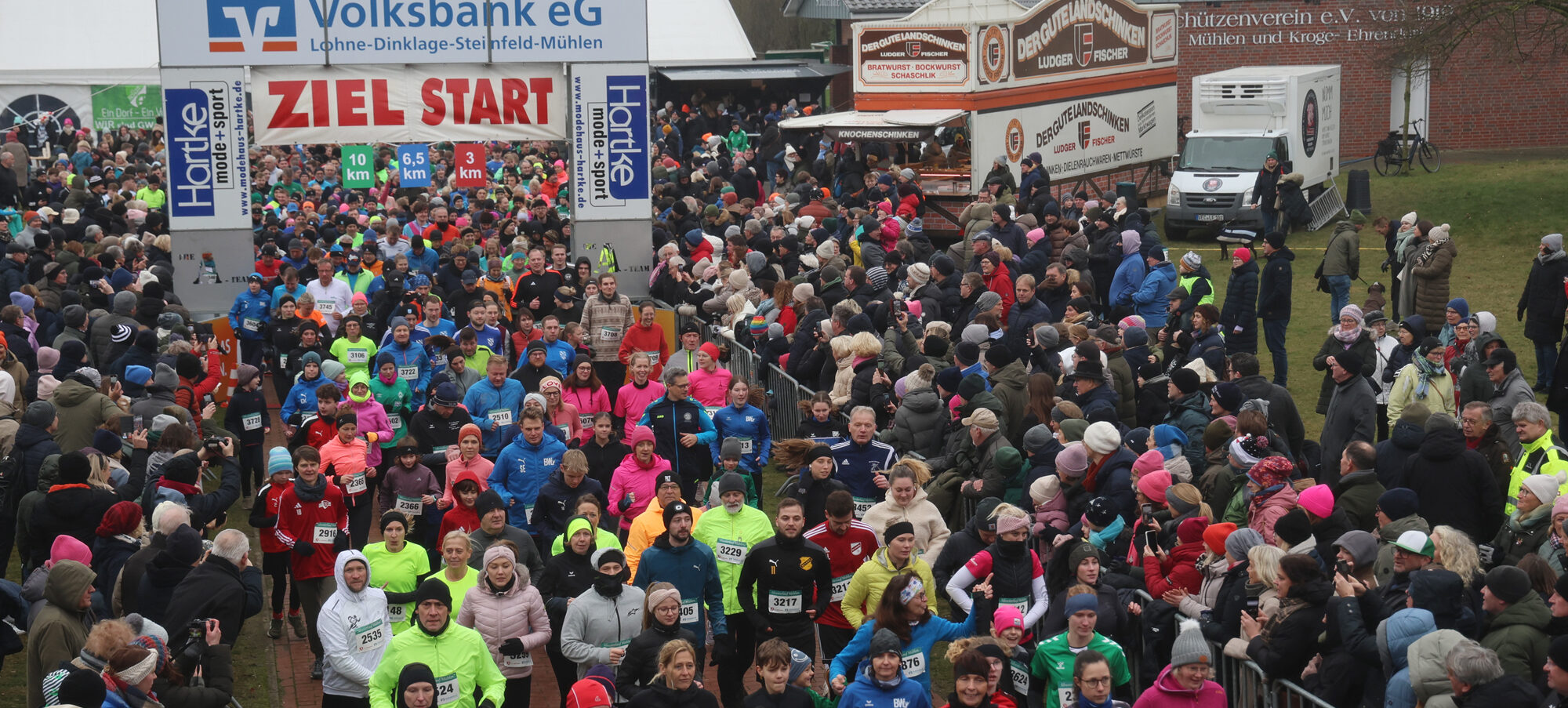 Der Mühlener Silvesterlauf mit 1.300 Teilnehmenden, organisiert von Sportler gegen Hunger