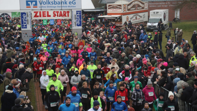 Der Mühlener Silvesterlauf mit 1.300 Teilnehmenden, organisiert von Sportler gegen Hunger