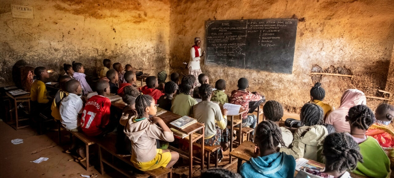 An der Grundschule in Zefine müssen die Kinder unter schlechten Bedingungen lernen.