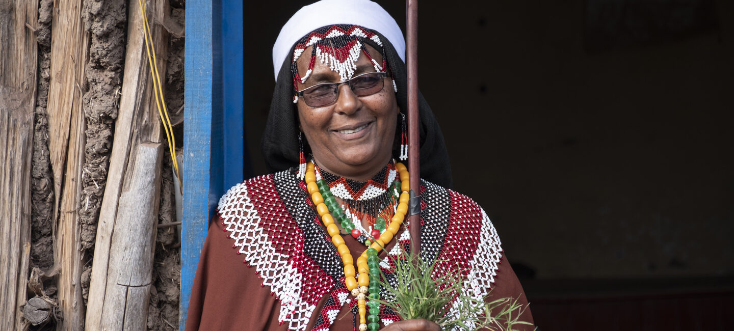 Stolz zeigt sich Dagnu Rabo im traditionellen Gewand und mit dem typischen Schmuck einer Haadha Siinqee. In der Kultur der Oromo spielen diese Frauenvorsteherinnen eine wichtige Rolle.