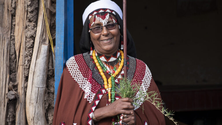 Stolz zeigt sich Dagnu Rabo im traditionellen Gewand und mit dem typischen Schmuck einer Haadha Siinqee. In der Kultur der Oromo spielen diese Frauenvorsteherinnen eine wichtige Rolle.