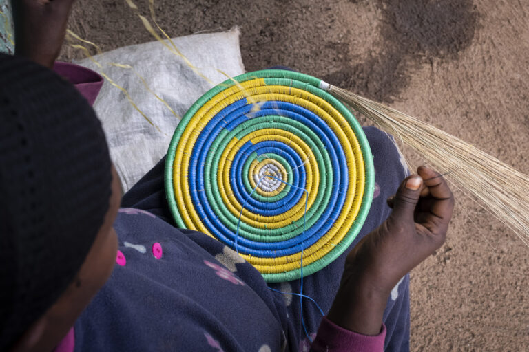 Grün, Blau, Gelb – Abiyot Getaneh stellt einen großen Korb aus ihren Lieblingsfarben her.
