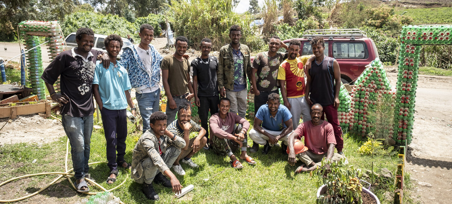 Früher saßen Abdulaziz Hussien (2.v.l. hockend) und Bisrate Gebriel Tesfaye (2.v.l. stehend) wie auch ihre Freunde regelmäßig im Gefängnis, heute kämpfen sie für die Umwelt