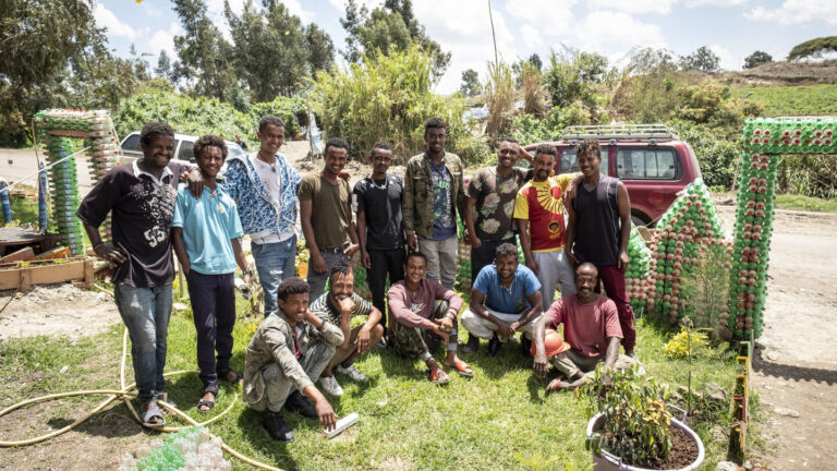 Junge Männer, die in ihrem Stadtviertel eine Umweltschutzgruppe gegründet haben.