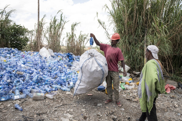 Müllsammler bringen der Umweltschutzgruppe säckeweise Plastikmüll, den die Männer an Recycling unternehmen weiterverkaufen.