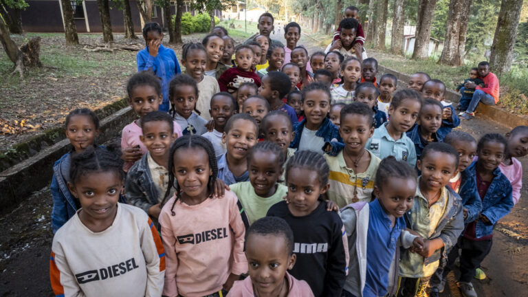 Kinder versammelt draußen im Abdii-Borii Kinderheim