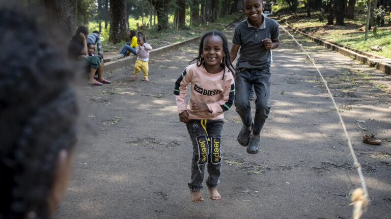 Seilspringen der Kinder im Abdii-Borii Kinderheim.