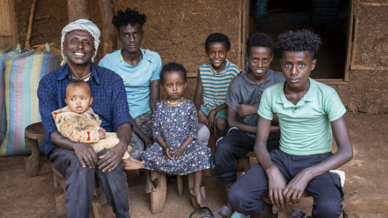 Der Landwirt Kelil Diga mit seiner Familie