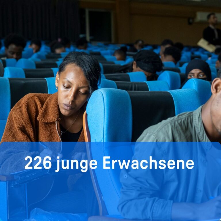 Junge Erwachsene sitzen in einem Hörsaal und schreiben ihre Aufnahmeprüfung. 2024 haben sich 226 junge Erwachsene auf einen Studienplatz am ATTC beworben.