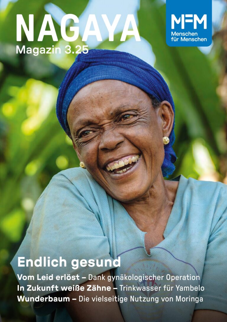 Das Titelbild des NAGAYA MAGAZINs 3.25. Zu sehen ist eine lächelnde Frau in einem blauen Hemd, die im Freien sitzt.