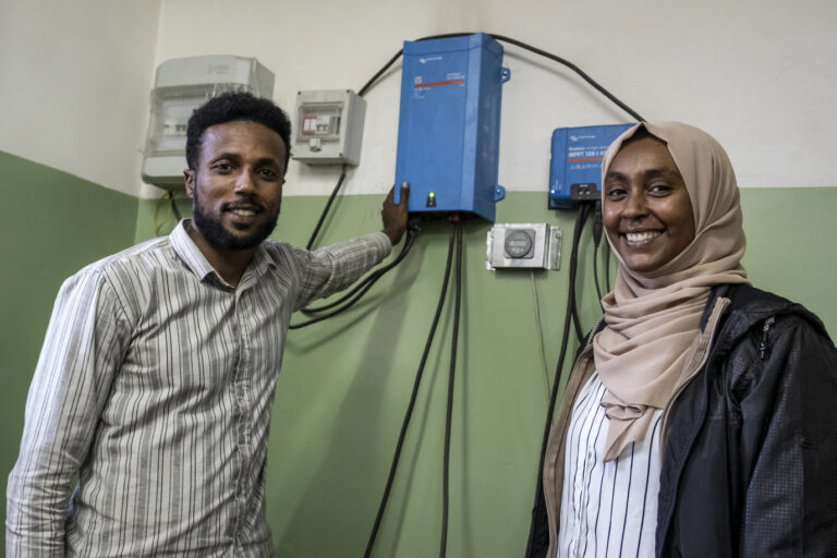 Abdurahim Argaw (l.) und Sayo Jemaz (r.) präsentieren eine Schaltanlage in der Energiebehörde