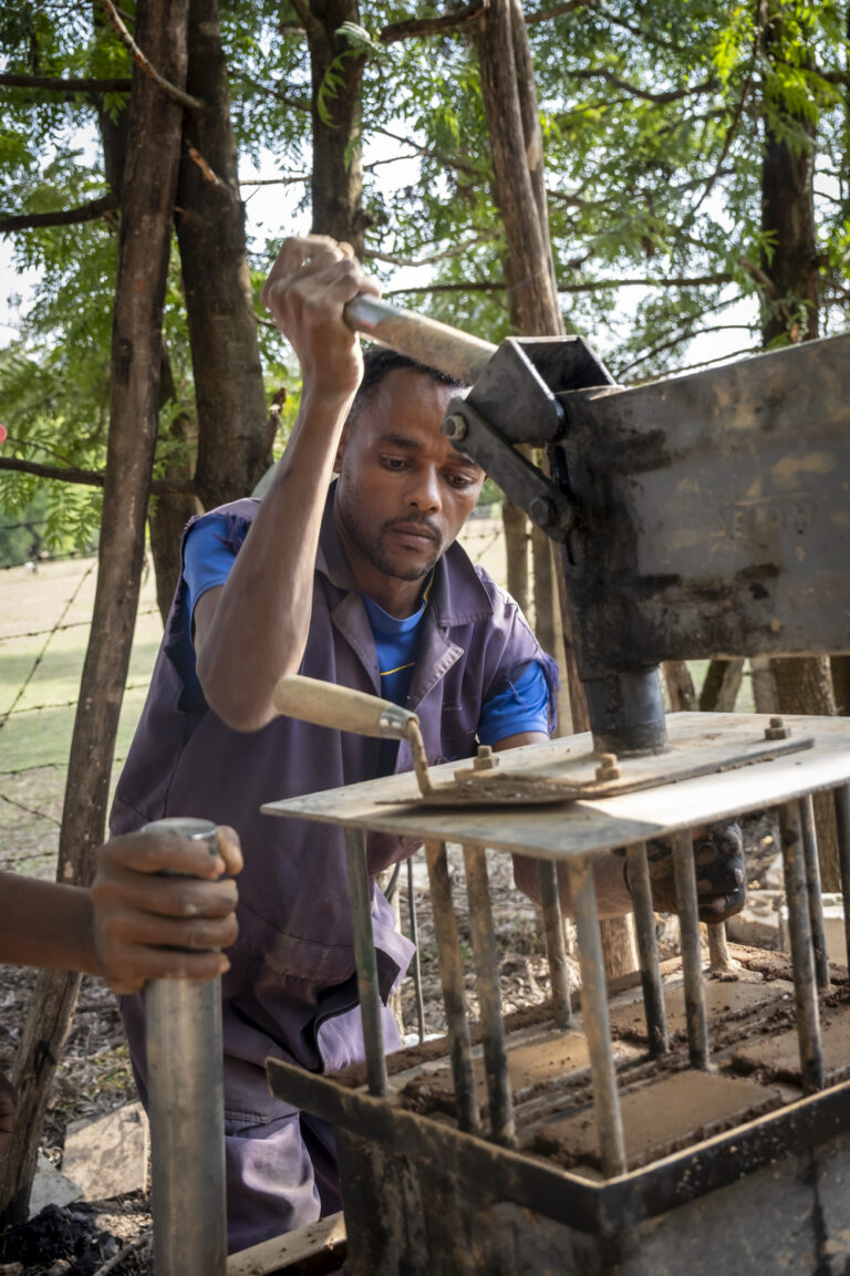 Chala Tadesse stellt Blocksteine her.