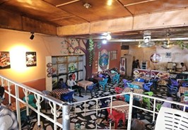 Warmes, farbenfrohes Café. Die Leute genießen die gemütliche, einladende Atmosphäre.