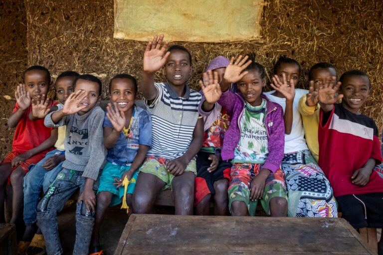 Schule-in-Aethiopien-Seit-10-Jahren-engagieren-sich-junge-Menschen-in-Deutschland-mit-der-Initiative-HIGH-FIVE-4-LIFE-fuer-Bildungsprojekte-im-laendlichen-Aethiopien-768x512