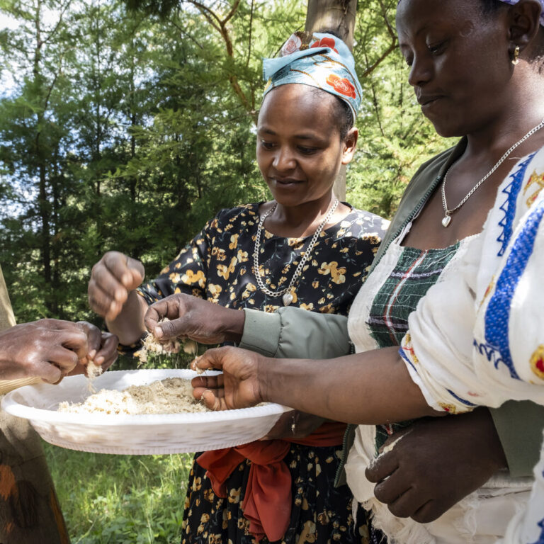Drei Frauen bei einem Süßkartoffel-Kochkurs.