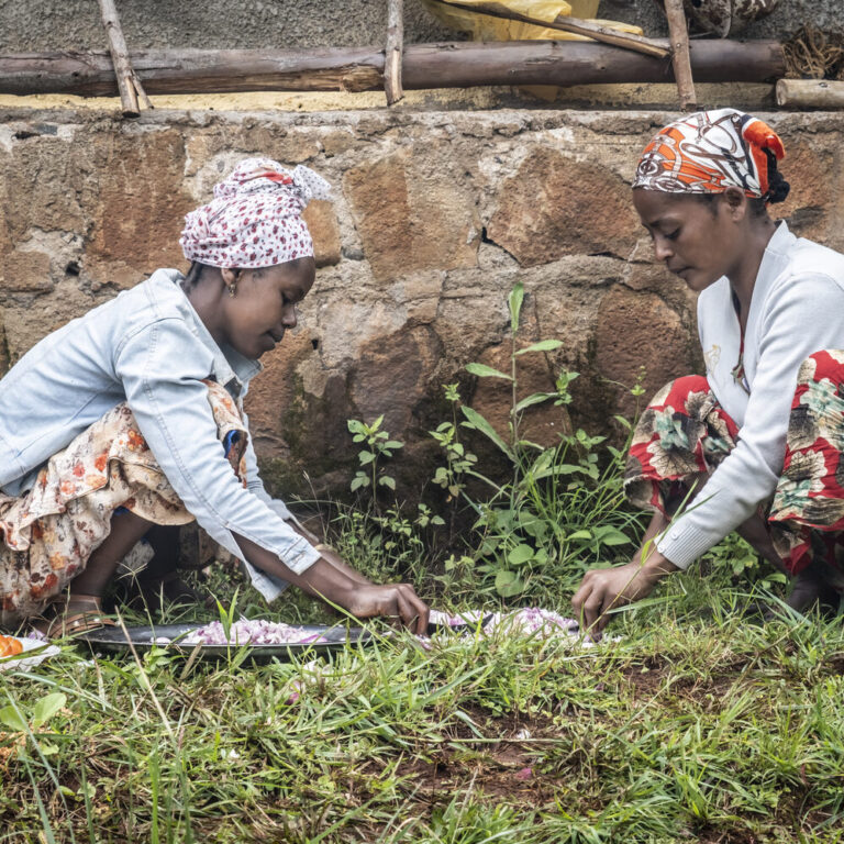 Zwei Frauen bereiten die Zutaten für ein Süßkartoffelbrot zu.