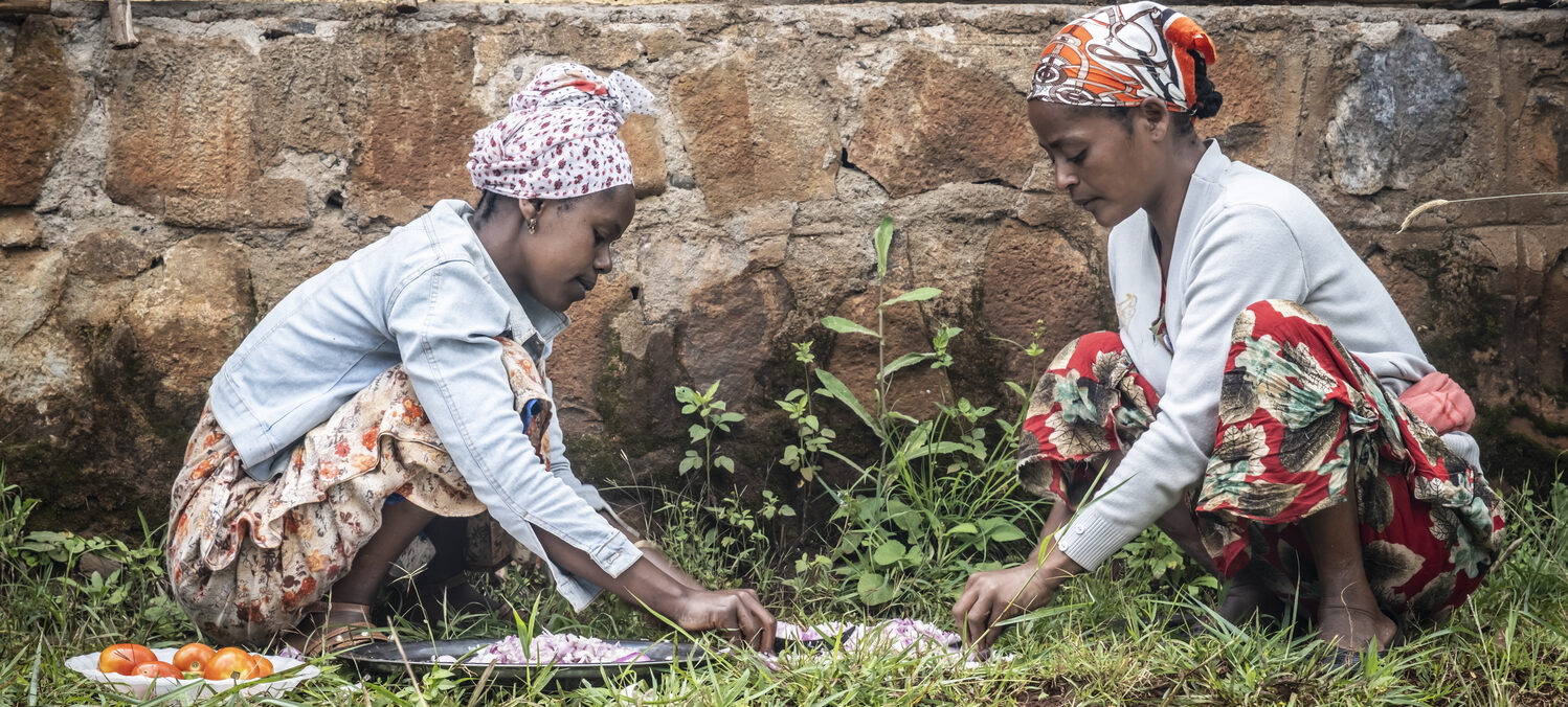 Zwei Frauen bereiten die Zutaten für ein Süßkartoffelbrot zu.