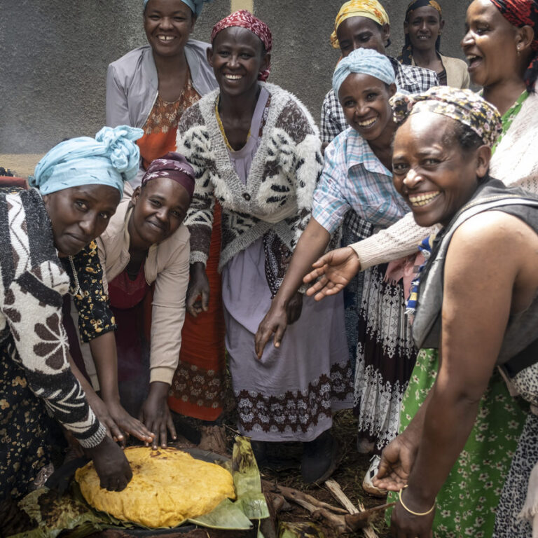Eine Gruppe von Frauen lernt bei einem Training, wie man Brot aus Süßkartoffeln zubereitet.