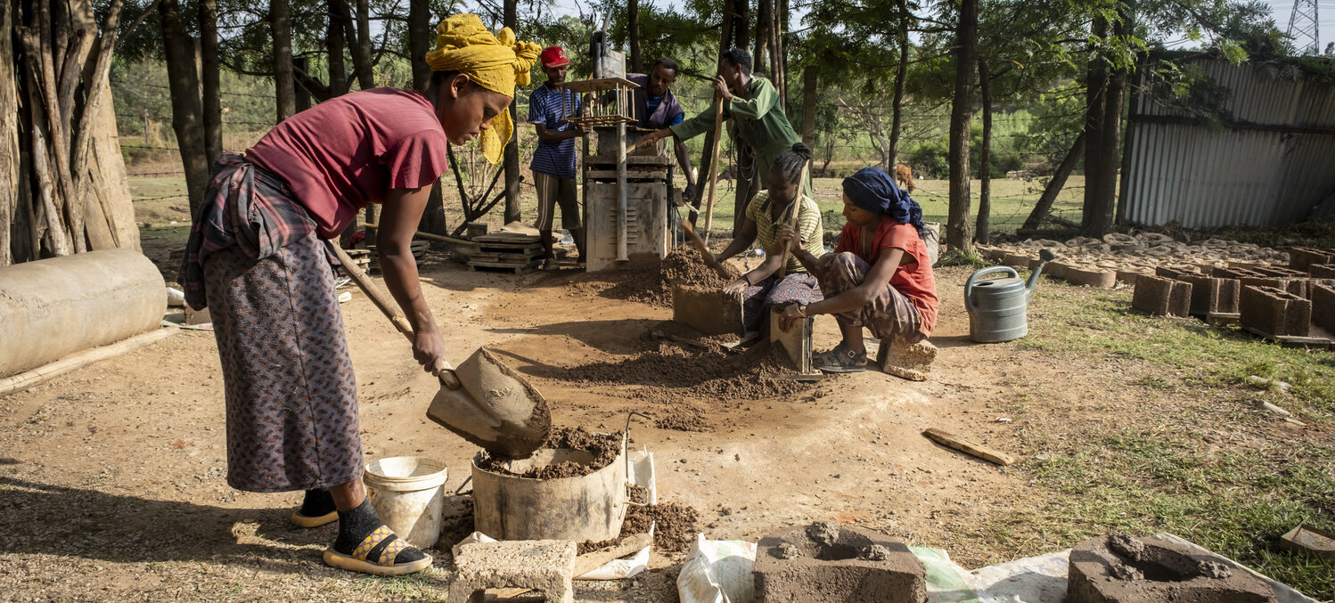 Frauen arbeiten in einer Produktion für Ziegelsteine.