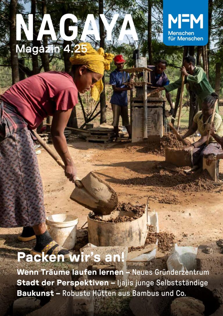 Eine Frau bei der Erstellung von Ziegelsteinen