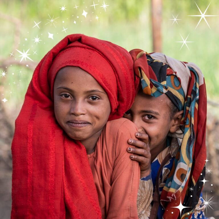 zwei kleine Mädchen in Äthiopien lächeln in die Kamera. Sie sind das Gesicht der diesjährigen Weihnachtskampagne, in der es um menschliche Wärme und Zusammenhalt geht.